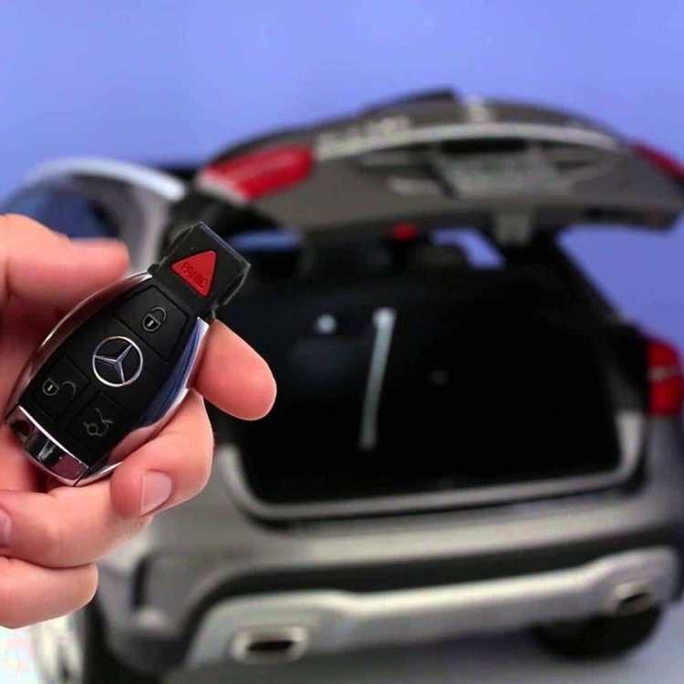 Mercedes Remote Trunk Closing with a Key Fob